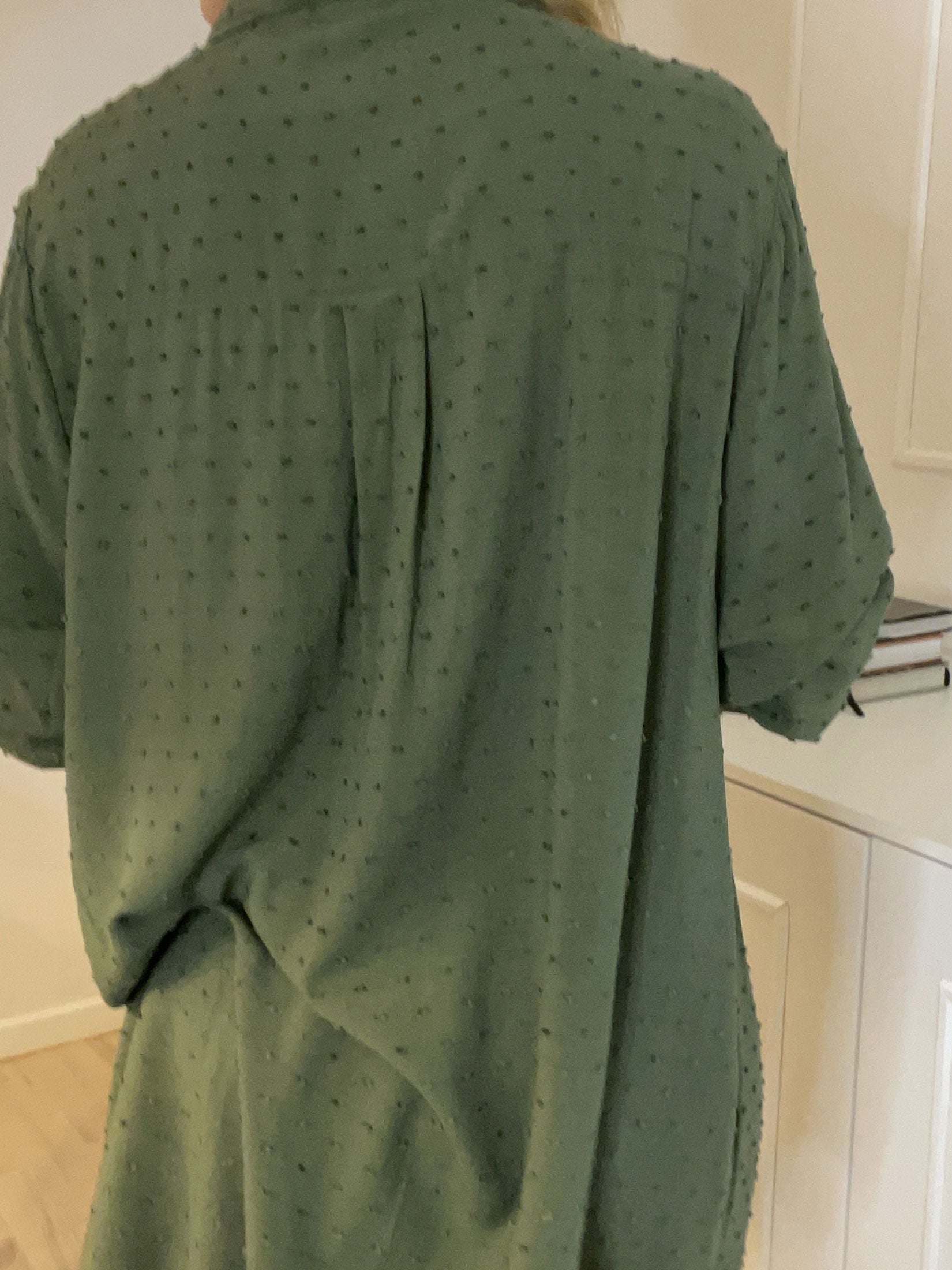 Zandra - Smuk skjorte med flæse og prikket detaljer